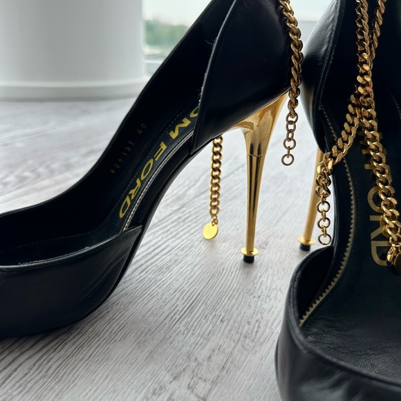 TOM FORD d’Orsay Pump with Gold Engraved Ankle Chains - Picture 14 of 16